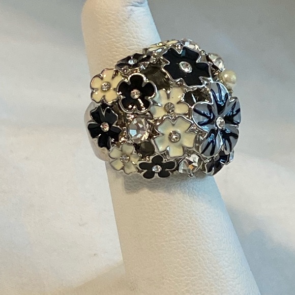 Enamel and rhinestone floral statement Ring in gray, black and cream size 5 - Picture 3 of 13